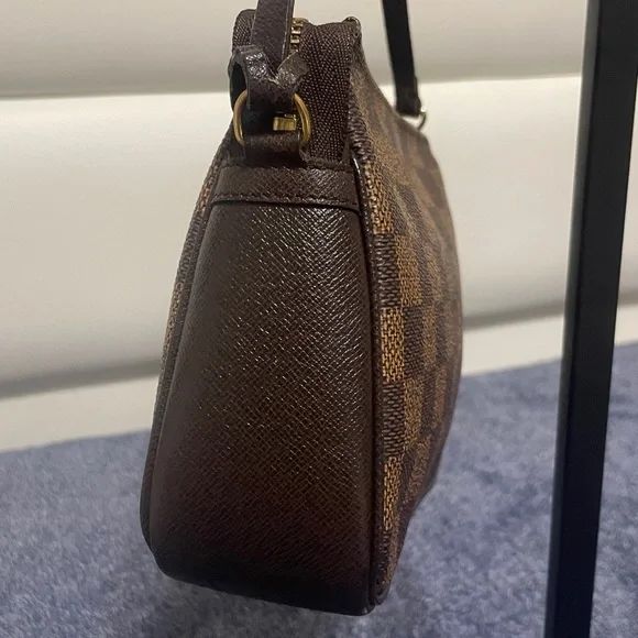 Louis Vuitton Damier Pouch - Picture 4 of 15